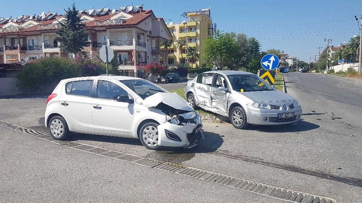 Otomobiller Çarpıştı: 3 Yaralı