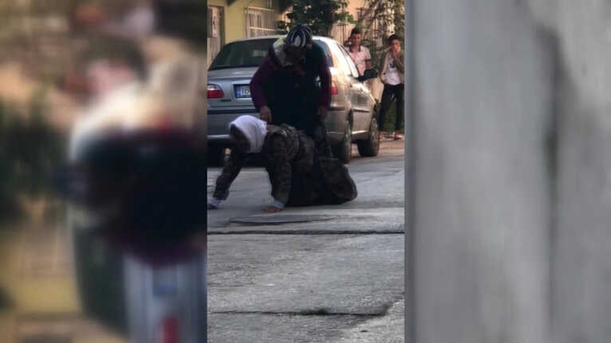 İnsafsız Gelin, Kaynanasını Sokak Ortasında Böyle Dövdü