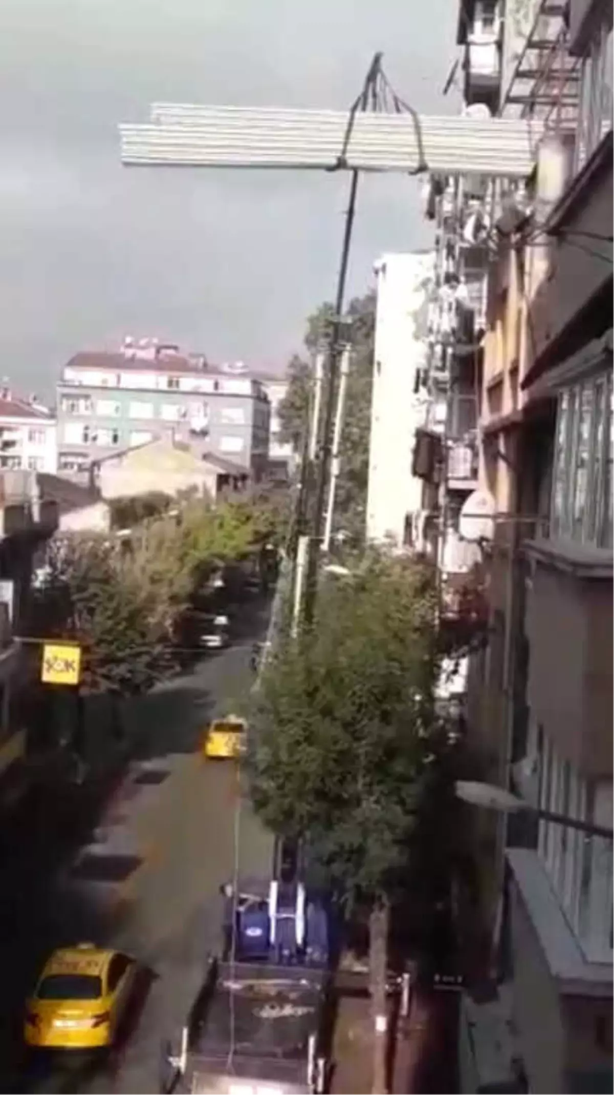 Kumkapı\'da Vatandaşların Canını Hiçe Sayarak İnşaat Malzemesi Taşıdılar