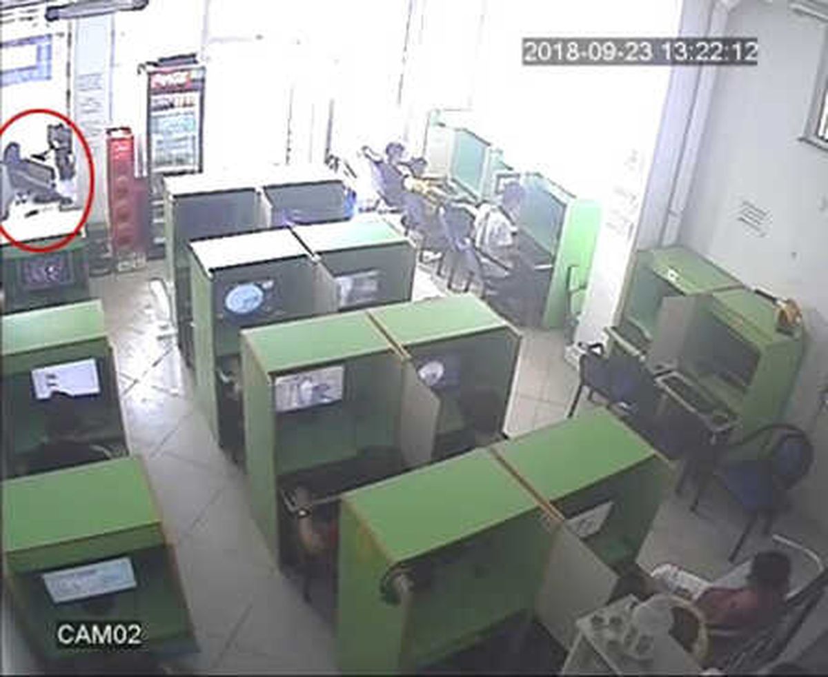 Müşteri Olarak Geldiği Kafe Sahibinin Telefonunu Böyle Çaldı