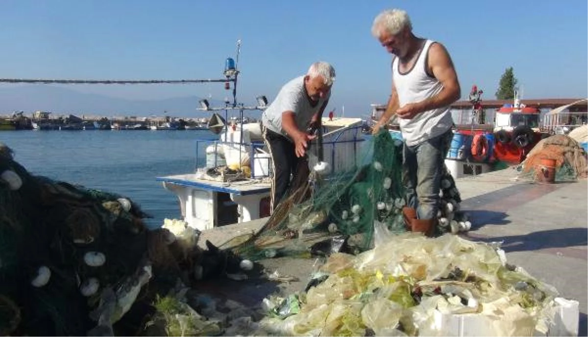 Palamut İçin Denize Açılan Balıkçının 4,5 Kilometrelik Ağına Naylon Poşet Takıldı