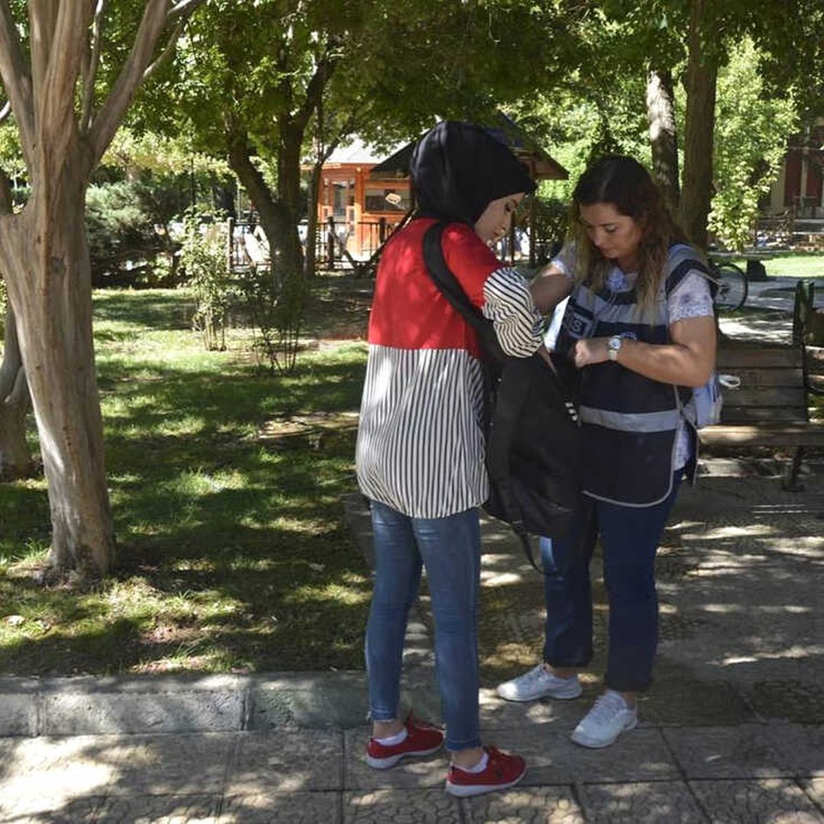 Polis Okul Çevresi ve Servis Araçlarında Denetim Gerçekleştirdi