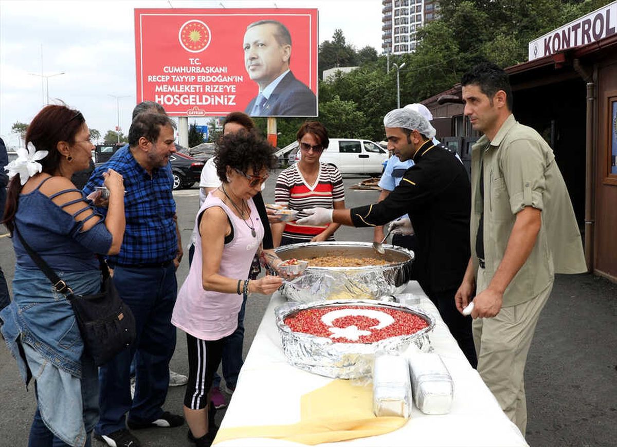 Polisten Sürücü ve Yolculara Aşure İkramı