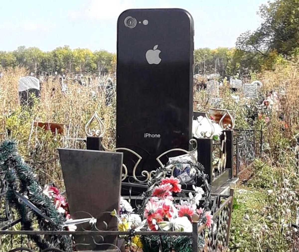 Rusya\'da İphone Şeklinde Mezar Taşı