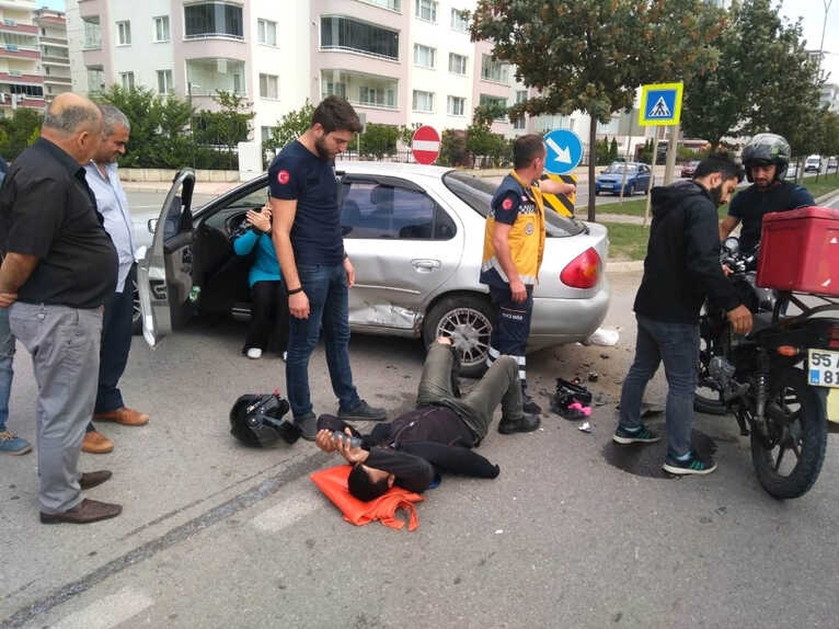 Samsun\'da Motosiklet Otomobile Çarptı: 1 Yaralı
