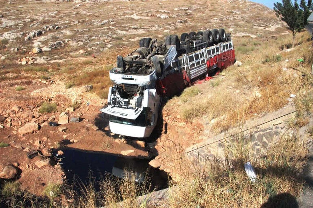 Şanlıurfa\'da Ham Petrol Yüklü Tır Devrildi, Faciadan Dönüldü