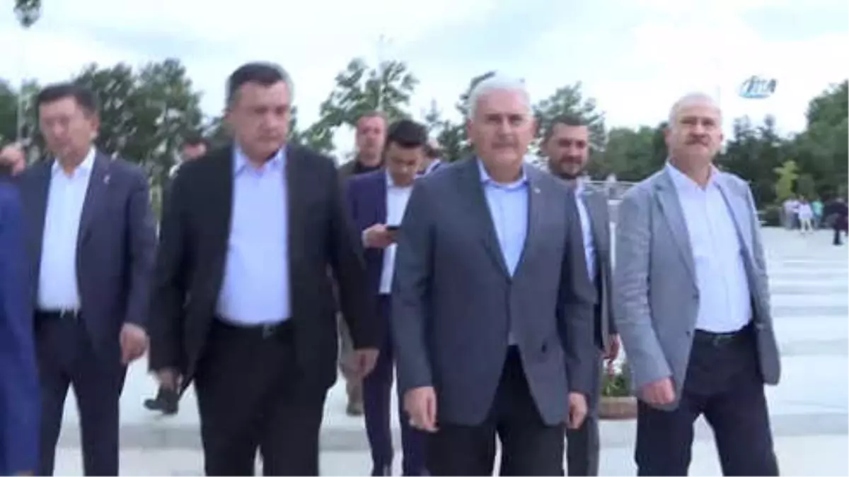 TBMM Başkanı Yıldırım, Registan Meydanı\'nı Ziyaret Etti