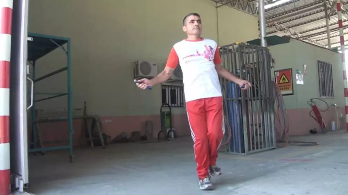 Tek Ayakla 1 Dakikada 252 Kez İp Atlayarak Rekor Kırdı