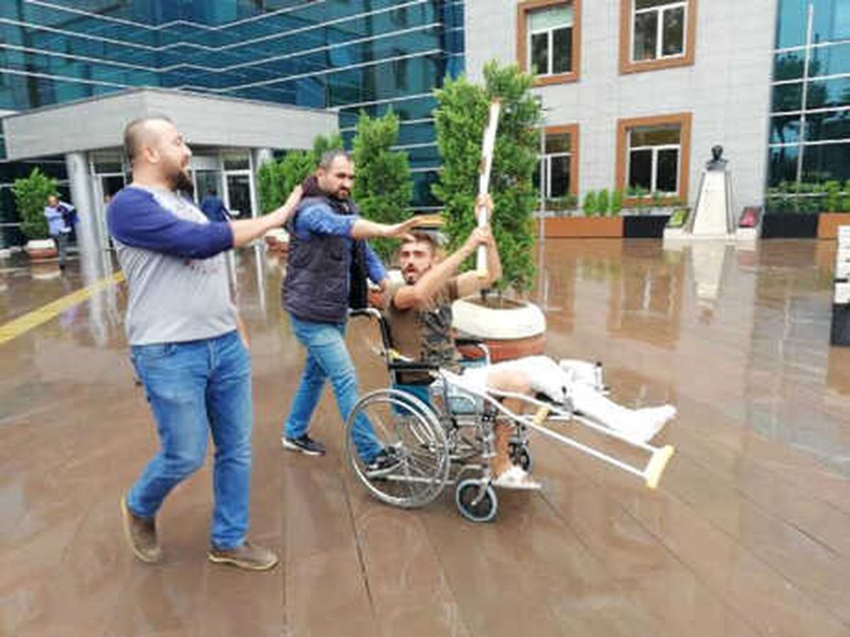 Tekerlekli Sandalye ile Cezaevine Götürülürken El Hareketi Yaptı