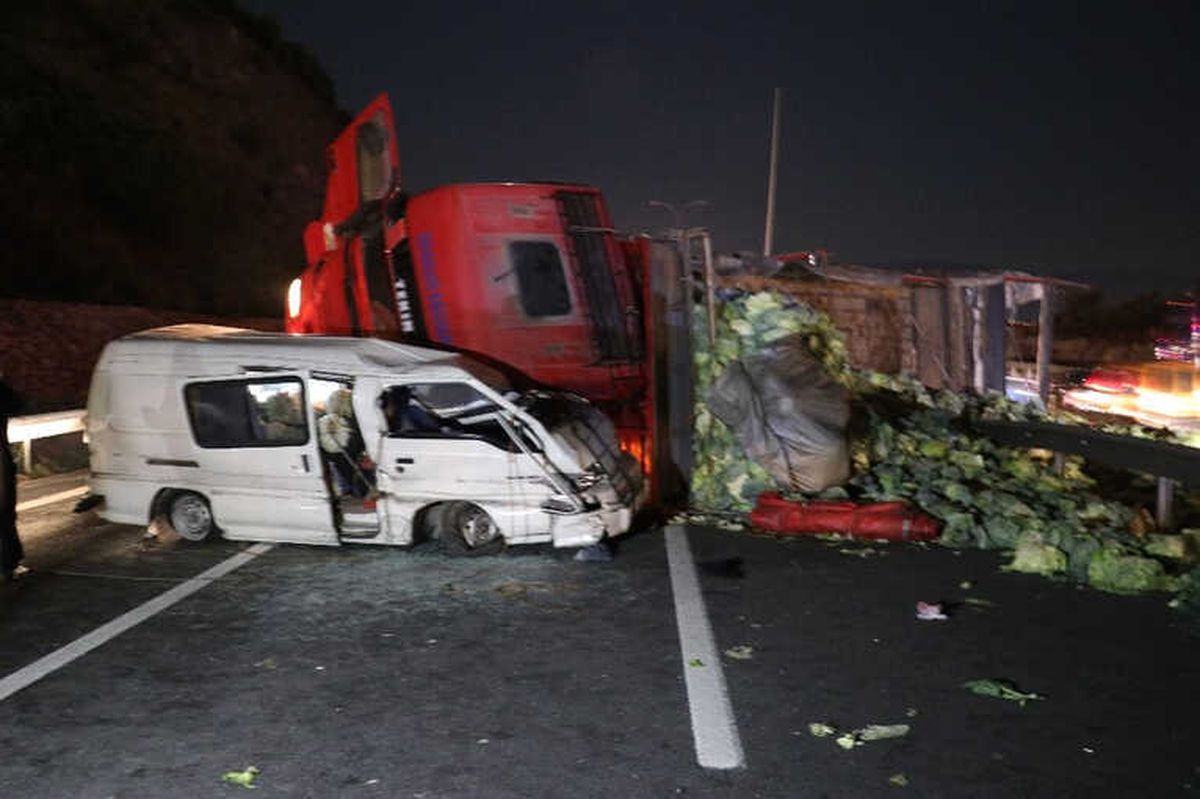 Tem\'de Minibüsle Çarpışan Lahana Yüklü Kamyon Yan Yattı: 1\'i Ağır 2 Yaralı