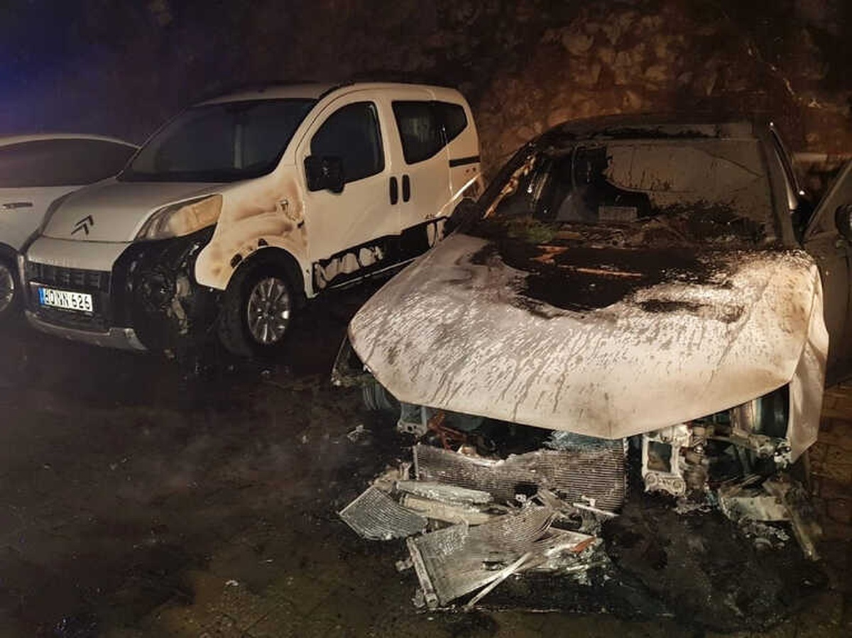 Tokat\'ta Park Halindeki Otomobil Alev Alev Yandı