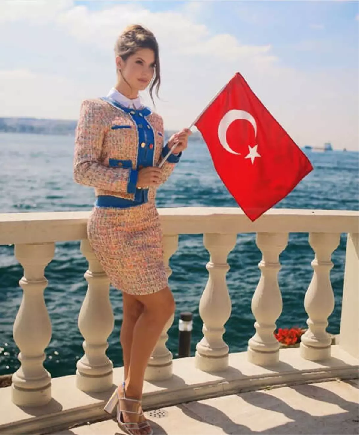 Türkiye\'ye Gelen Amerikalı Yıldız Amanda Cerny, Nevşehir\'de Köy Okuluna Boya Badana Yaptı