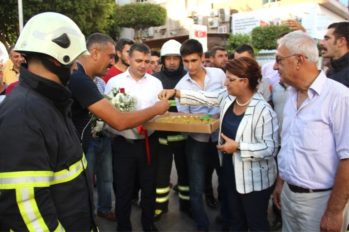 Yangına Gelen İtfaiyecilere Çiçekli ve Baklavalı Karşılama