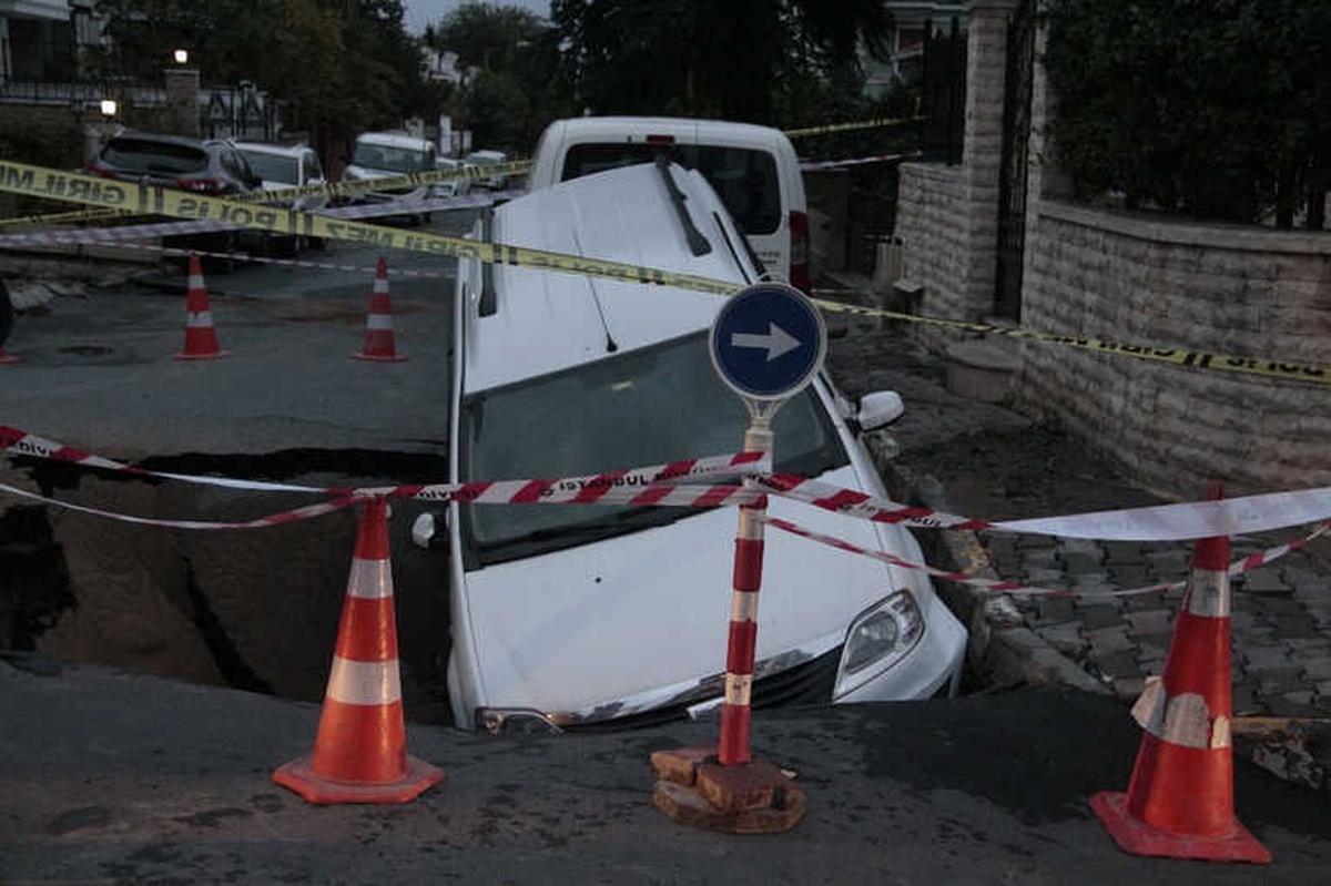 Yol Çöktü, Otomobil Oluşan Çukura Düştü