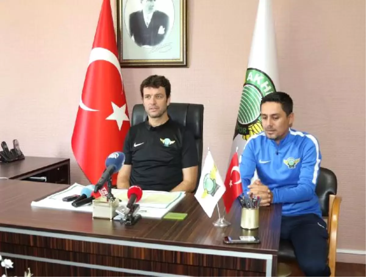 Akhisarspor Teknik Direktörü Arslan: "Göğsümüzdeki Ay-yıldızı Temsil Edeceğiz"