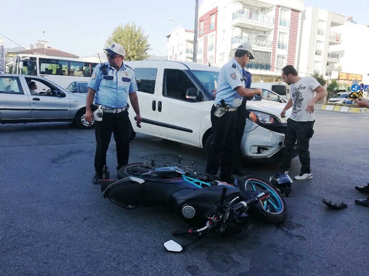 Aydın\'da Polis Aracı ile Motosiklet Çarpıştı; 1 Yaralı