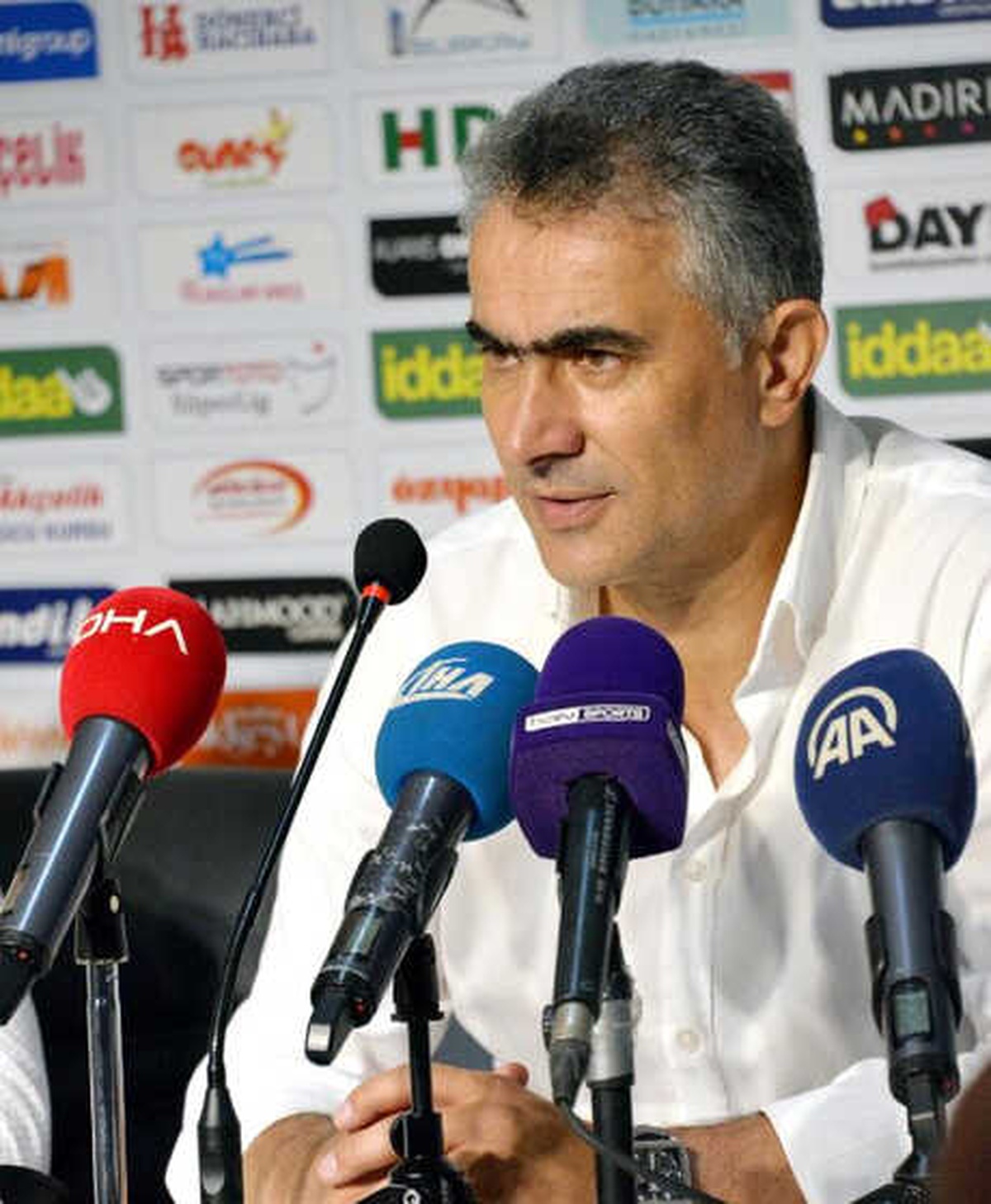 B.b. Erzurumspor\'da Teknik Direktör Altıparmak ile Yollar Ayrıldı