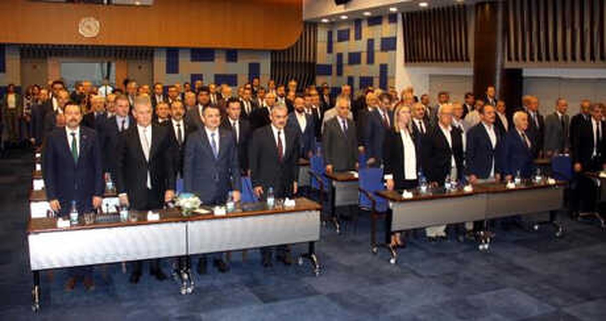 Bakan Pakdemirli, Buzağıyı Süt ile Besledi (4)