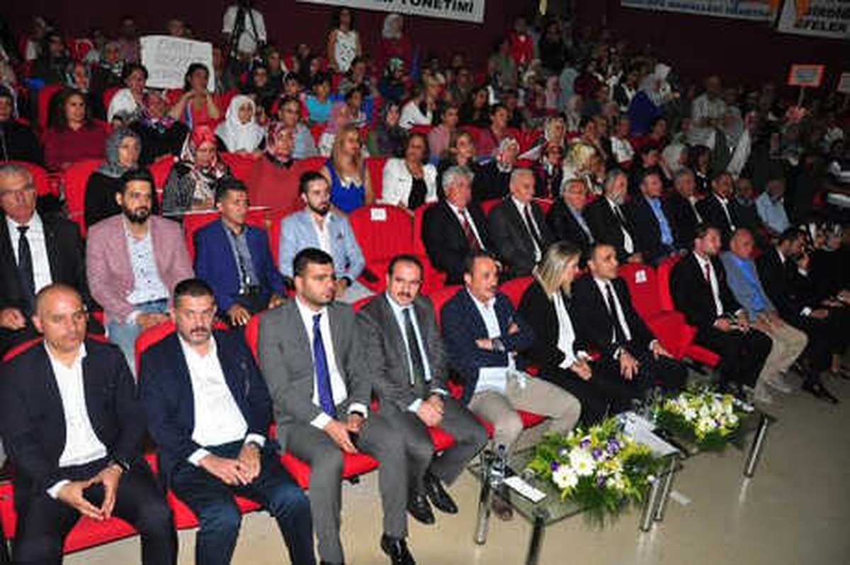 Bakan Pakdemirli, Buzağıyı Süt ile Besledi (5)