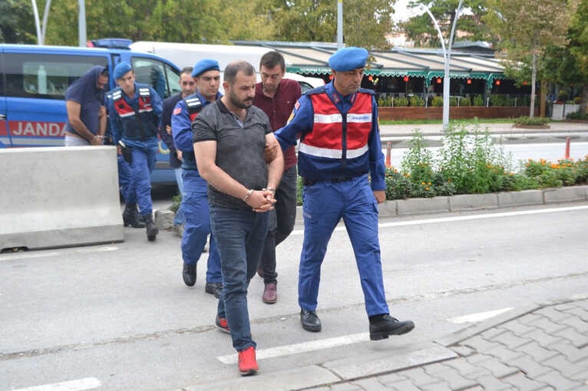 Bolu\'da Sahte Belgelerle Dolandırıcılık Yapan Çete Adliyeye Sevk Edildi