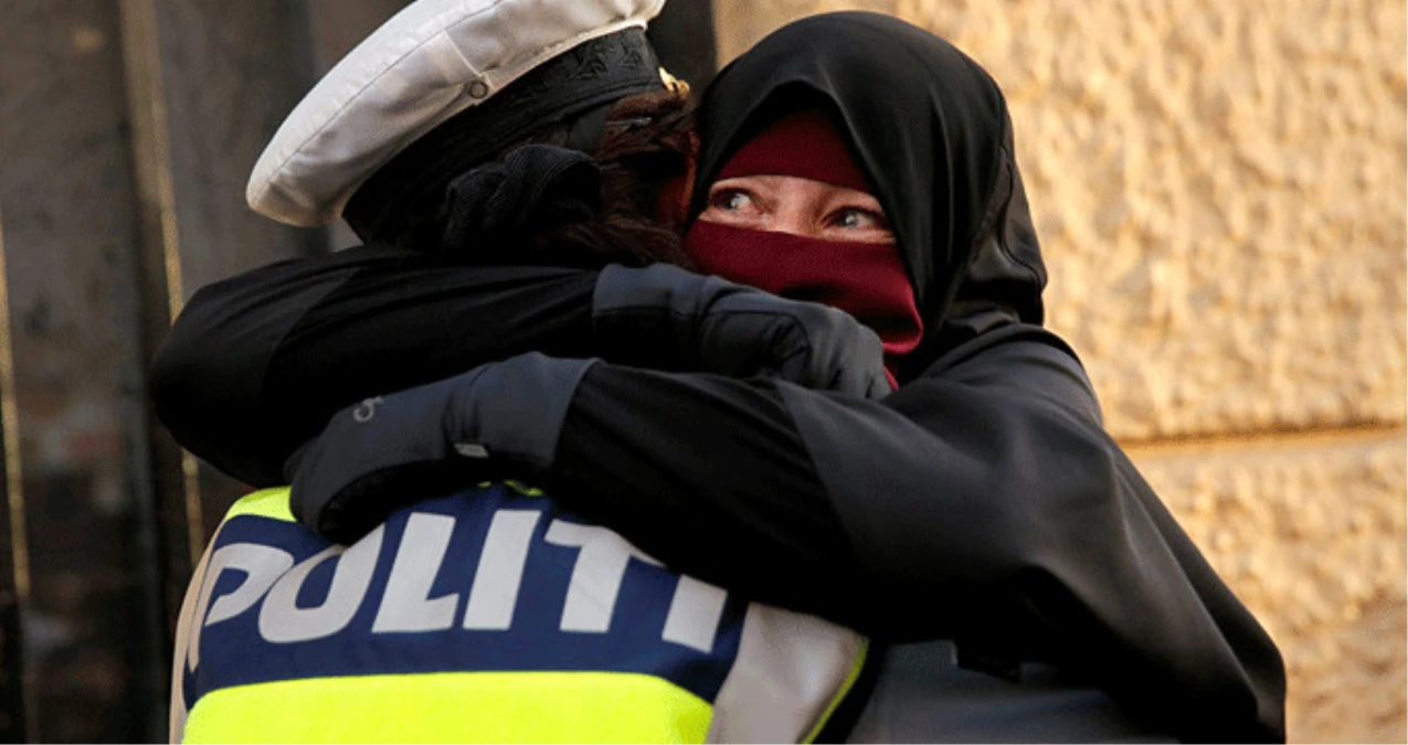 Danimarka\'da Peçe Yasağına Karşı Çıkan Eylemciye Sarılan Kadın Polise Soruşturma Açıldı