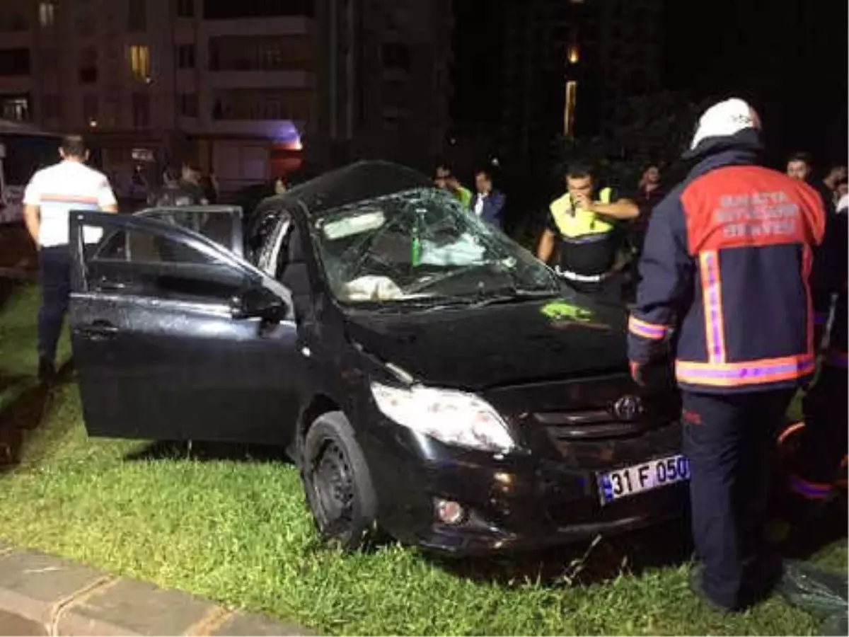 Direğe Çarpan Otomobildeki 1 Kişi Öldü, Sürücü Yaralı