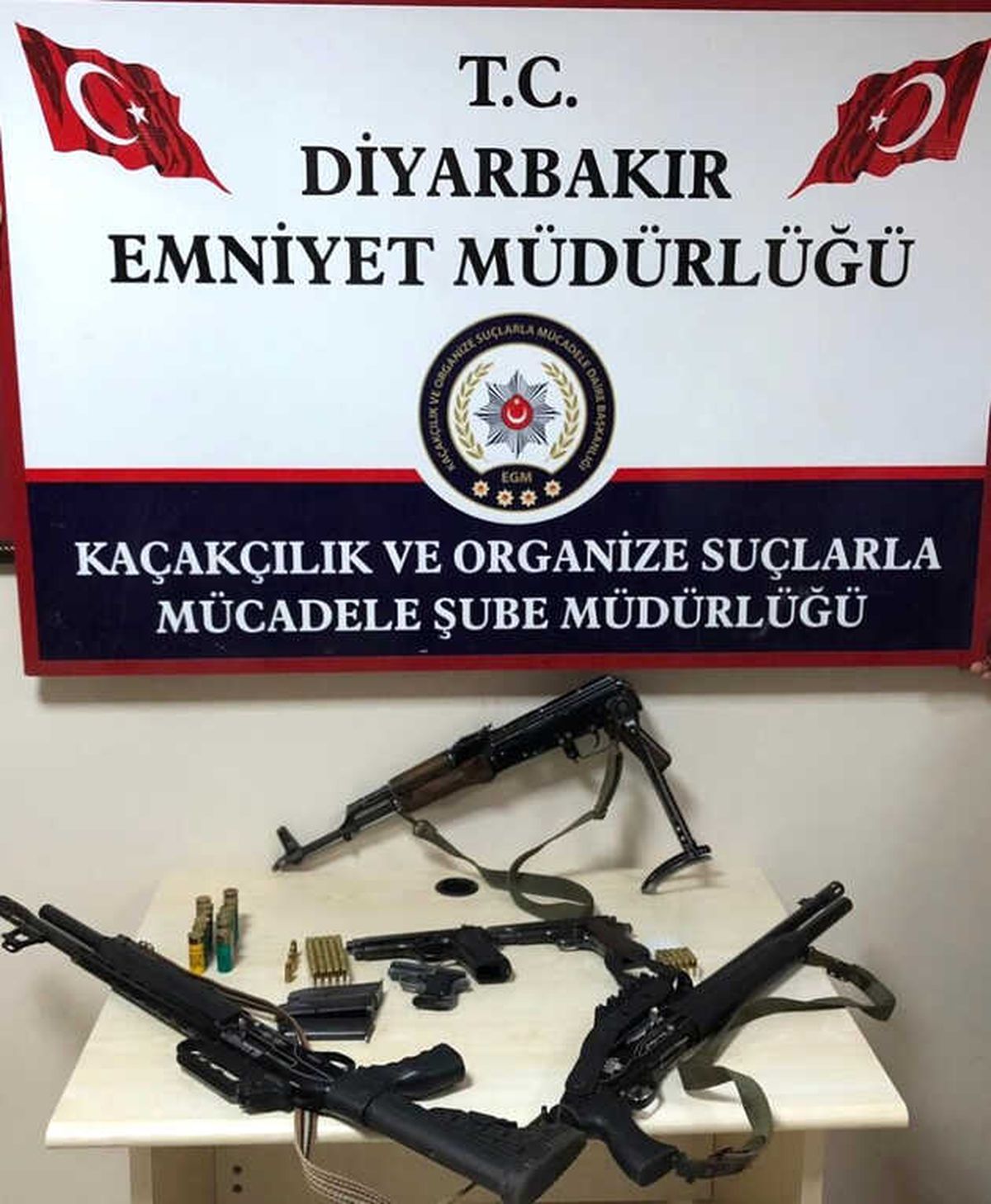 Diyarbakır\'da Silah ve Mühimmat Ele Geçirildi