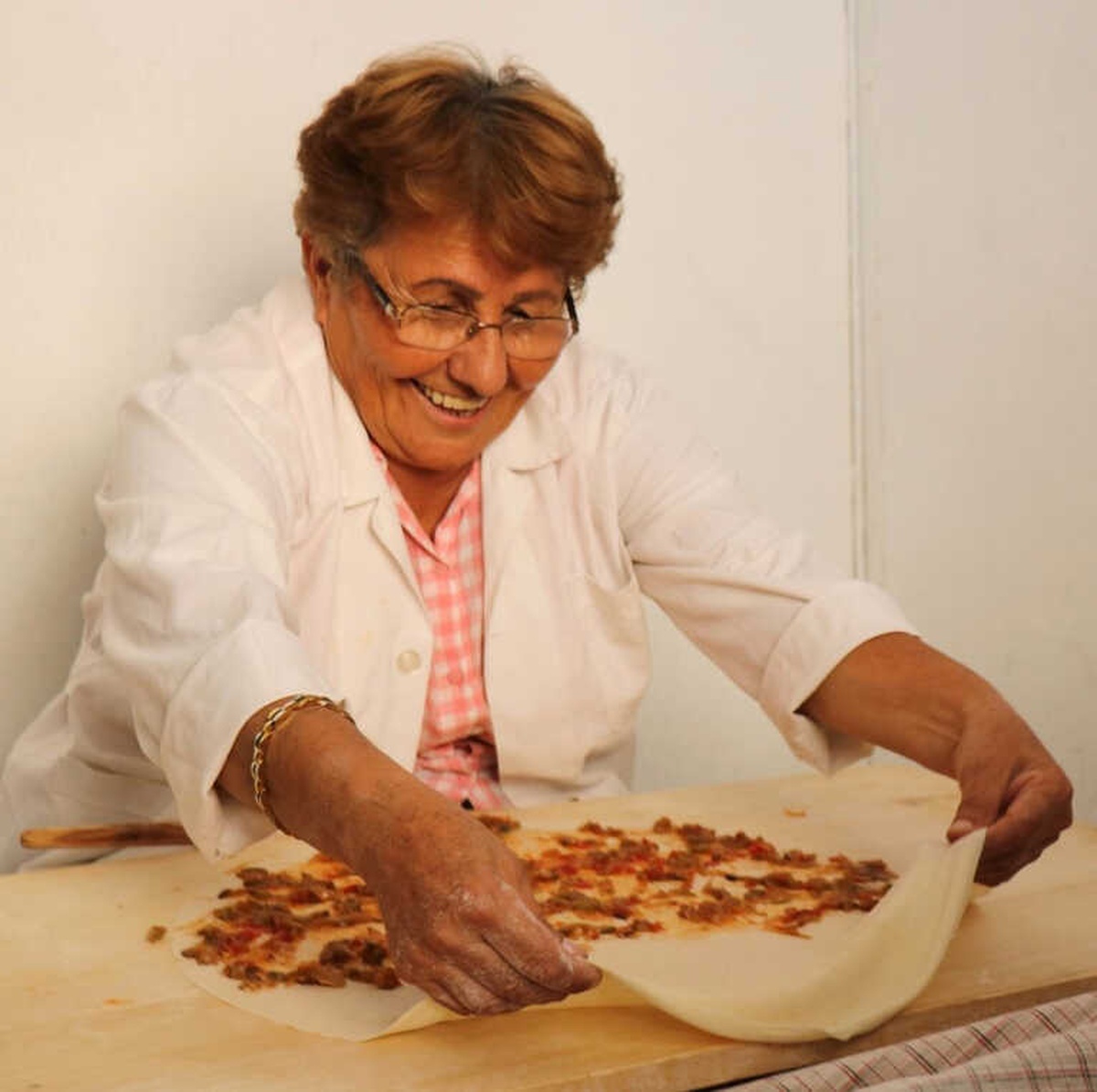 Emekli Öğretmenler, Mantı ve Börek Satarak Öğrencilere Burs Veriyor