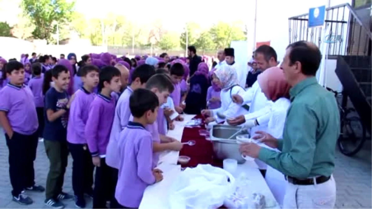 Erzincan\'da 15 Bin Öğrenciye Aşure İkramı Yapıldı