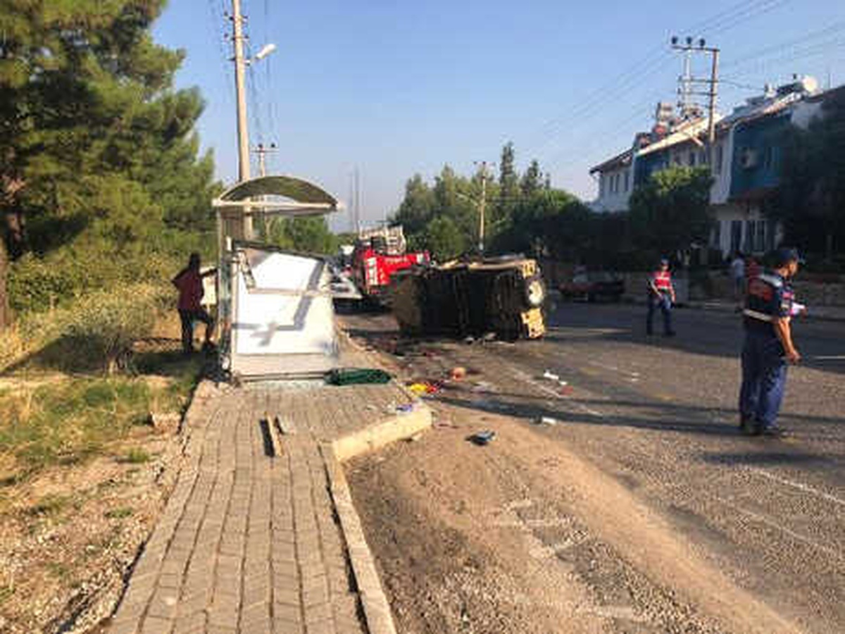 Fethiye\'de Safari Cipi Durağa Çarptı: 7\'si Yabancı Uyruklu 10 Yaralı
