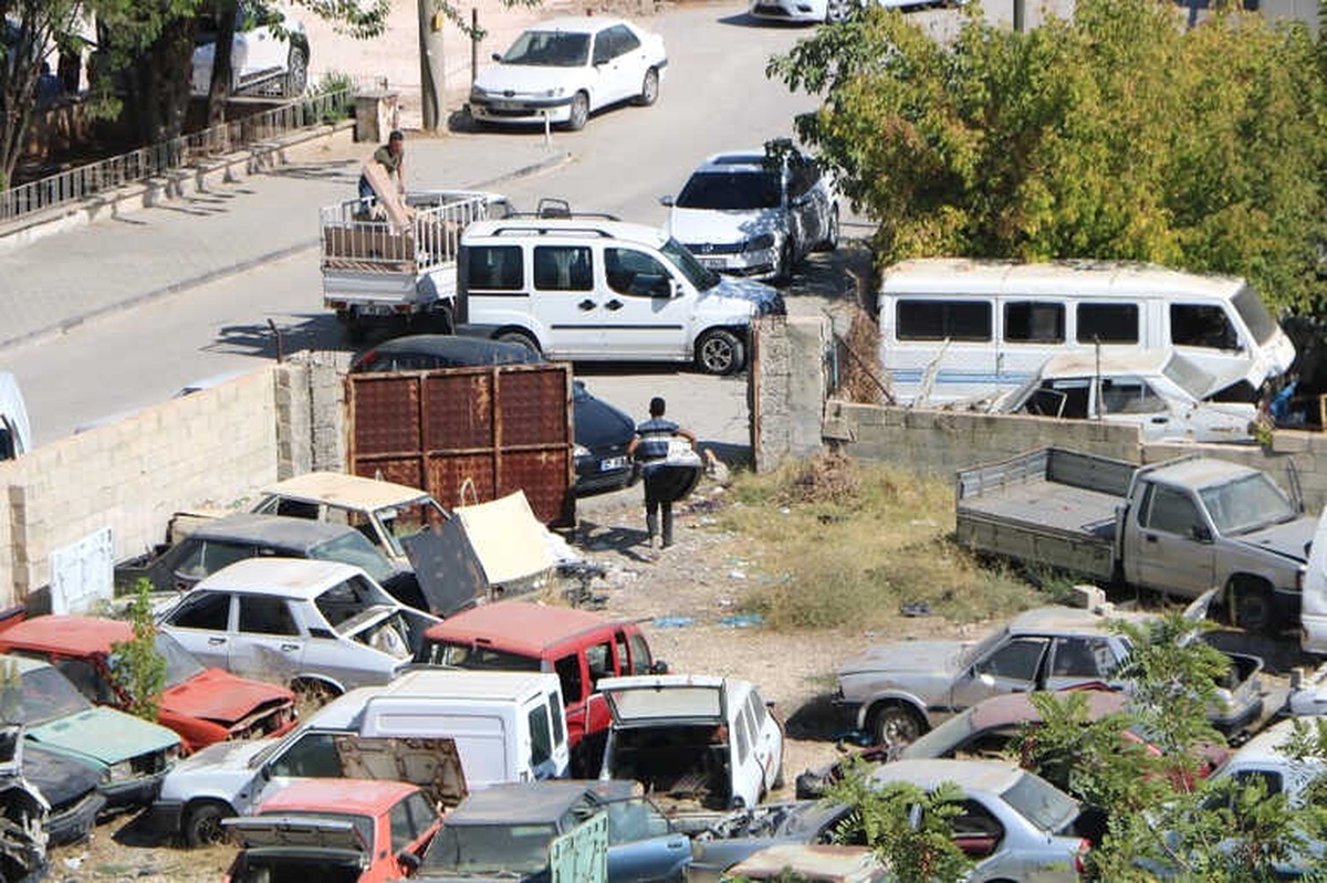 Gaziantep\'te Yediemin Otoparkı Yedek Parça Deposuna Dönüştü