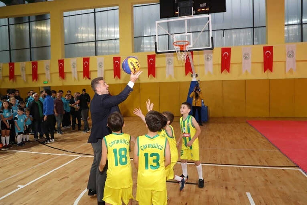 Gaziosmanpaşa\'da Amatör Spor Kulüplerine Malzeme Desteği