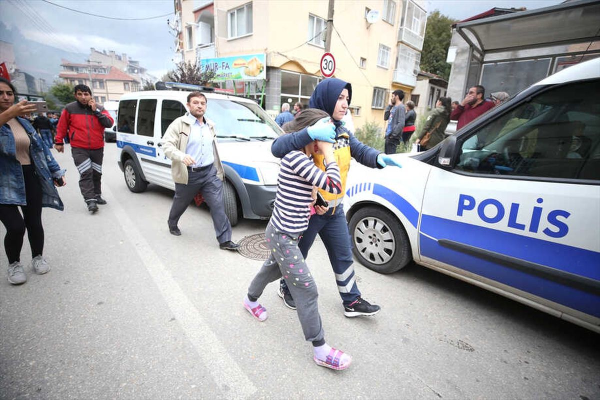 Güncelleme 2 - Bursa\'da Bir Binada Patlama Sonucu Yangın Çıktı