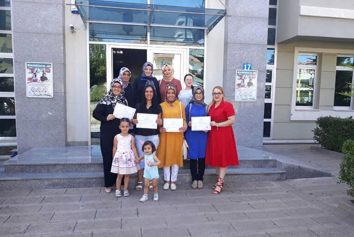 Hanımlar F Klavye ve Dikiş Nakış Sertifikası Aldı