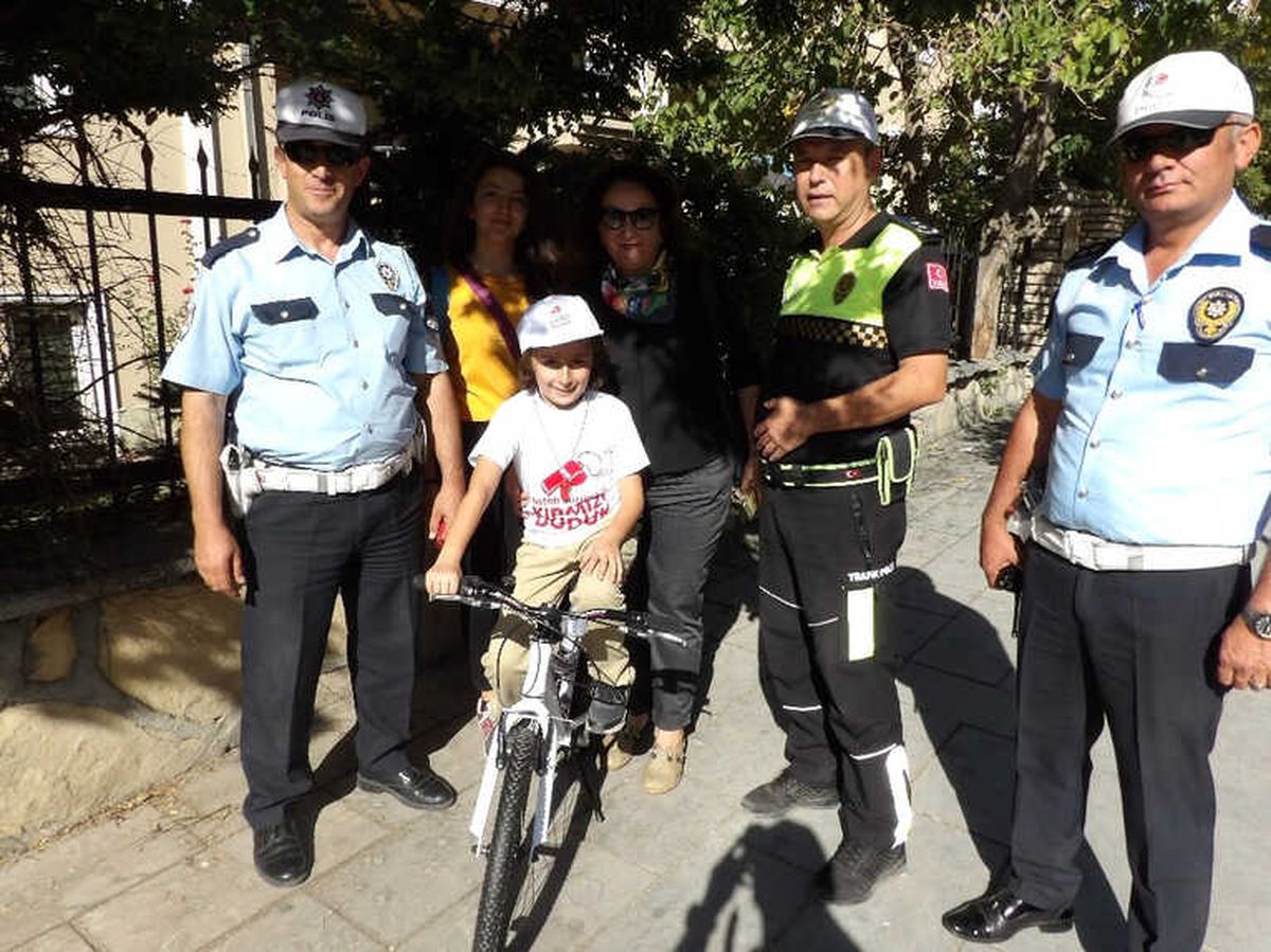 Hatalı Sürücüleri Uyardı, Bisiklet Kazandı