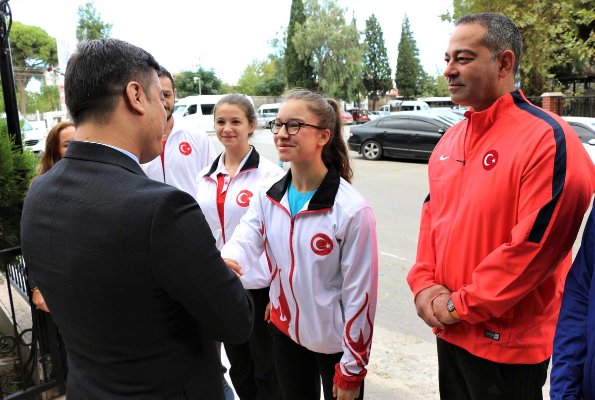 İl Müdürü Öztürk Başarılı Sporcuları Altınla Ödüllendirdi