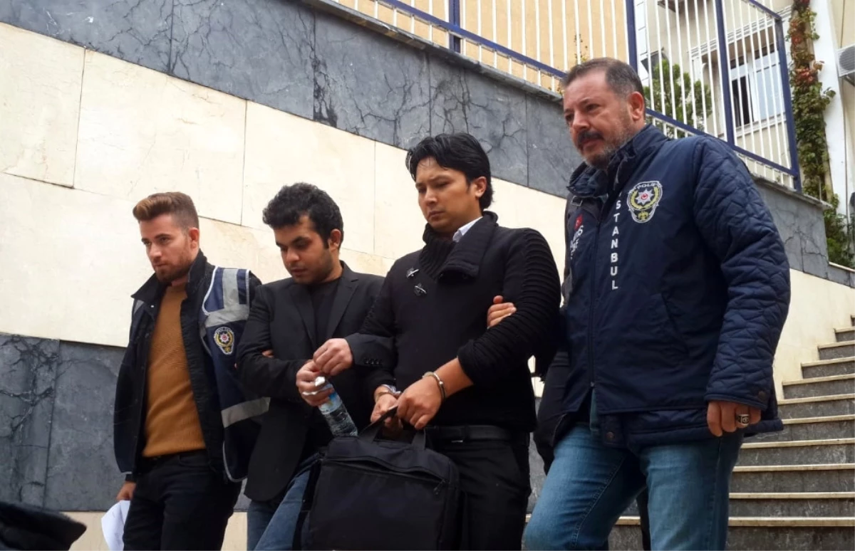 İstanbul\'da İranlılar Polis Rolünde Cezayirli Turistleri Soydu