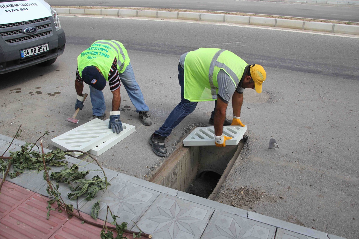 İskenderun Genelindeki Yağmur Izgaralarında Bakım ve Onarım Yapıldı