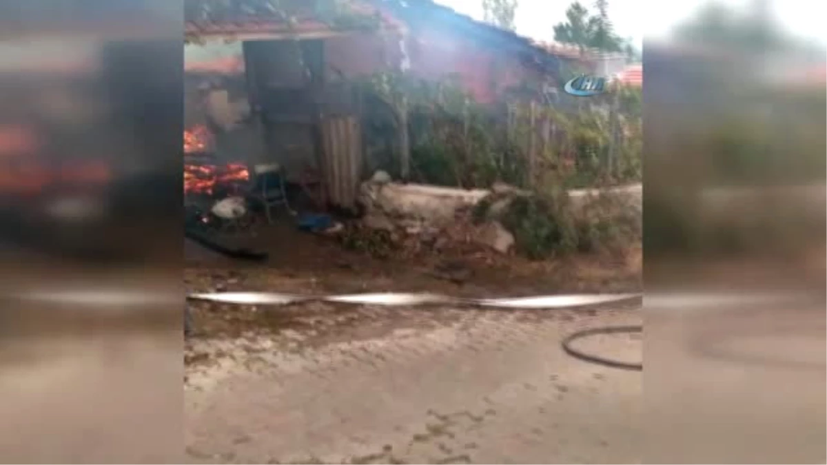 Köyde Çıkan Yangını İtfaiye ve Vatandaşlar Birlikte Söndürdü