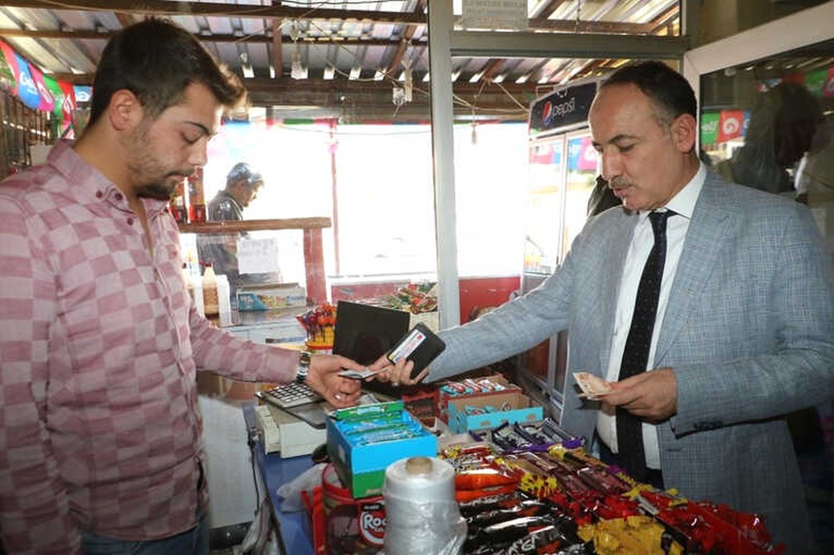 Mahalle Bakkalından Aldığı Gıda Ürünlerini İhtiyaç Sahiplerine Dağıttı