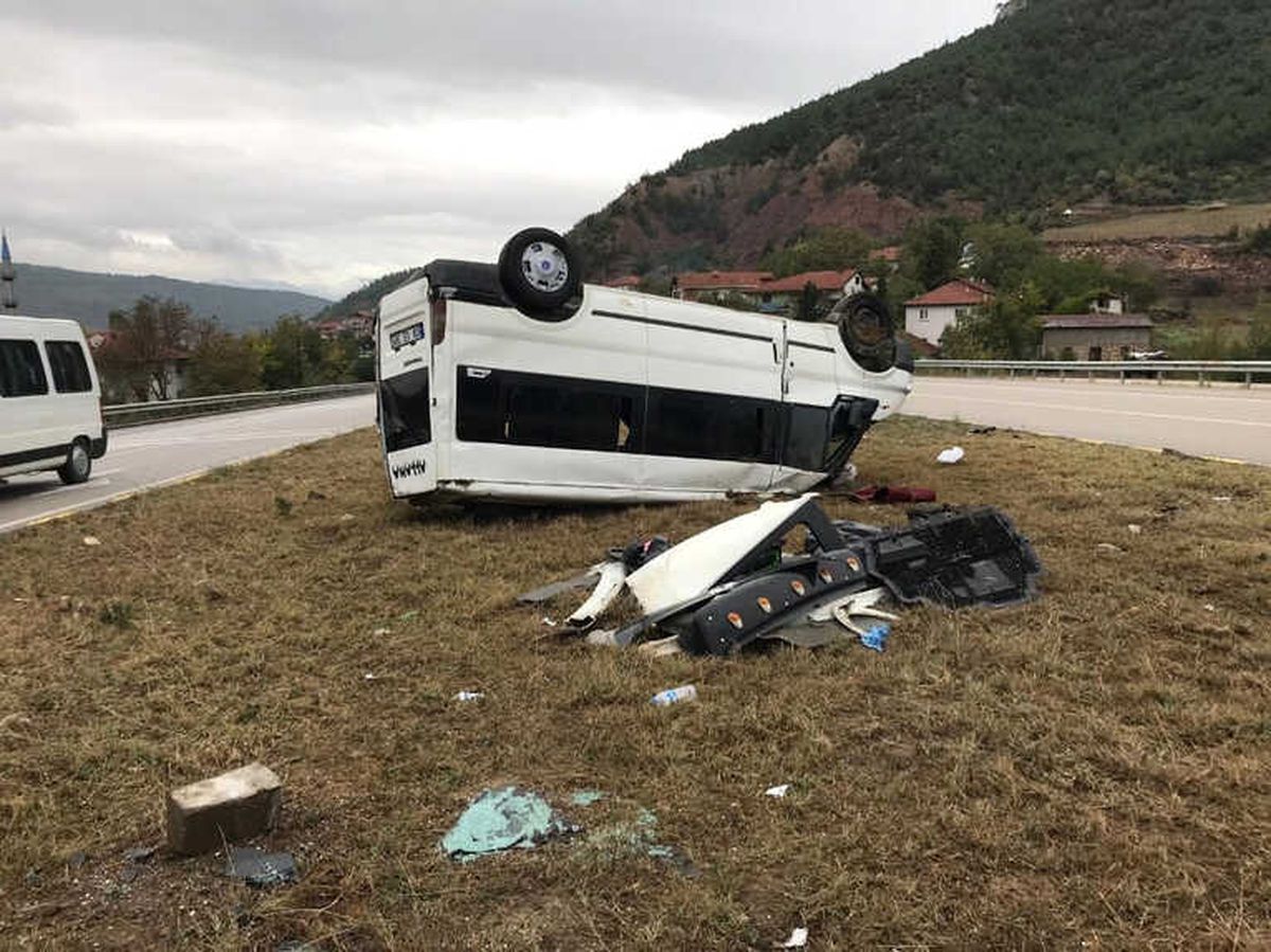 Minibüs Refüje Çıkarak Takla Attı: 3 Yaralı