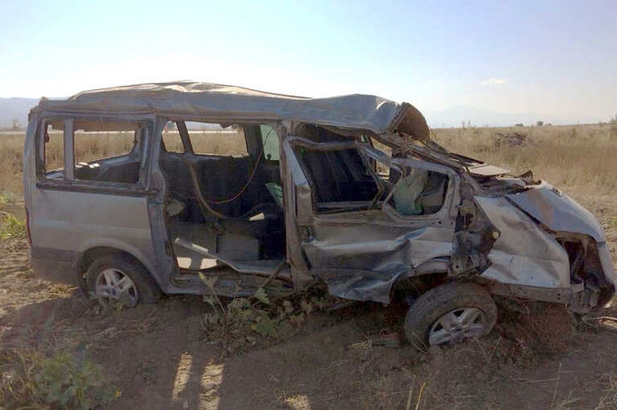 Minibüs Şarampole Uçtu: 2 Ölü