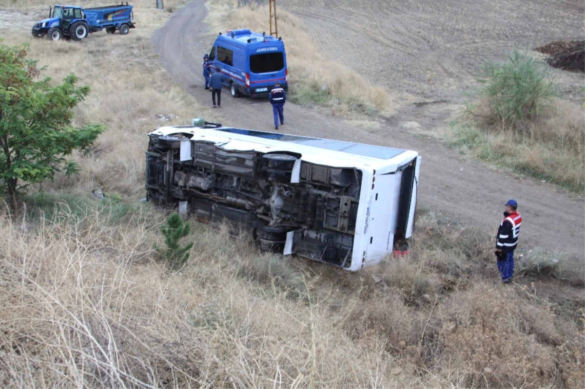 Öğrenci Servisi Devrildi: 20 Yaralı