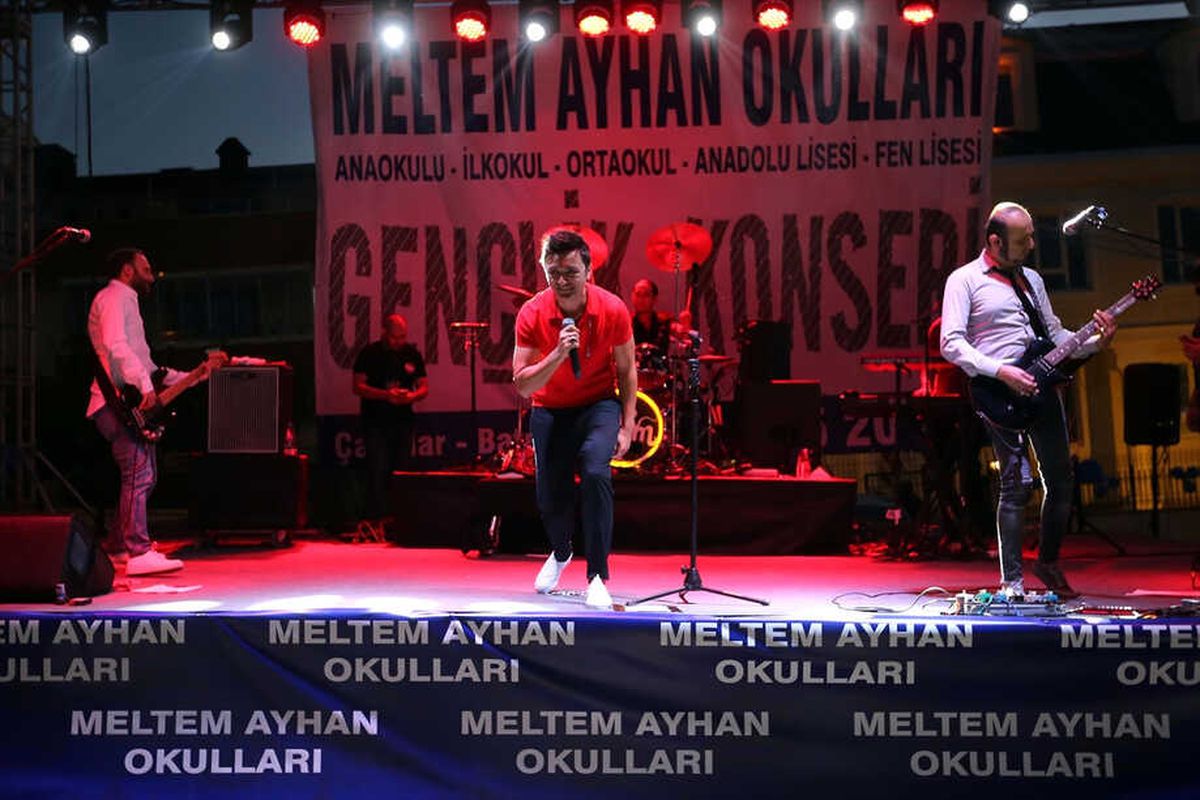 Öğrenciler "Grup Zakkum" ile Coştu