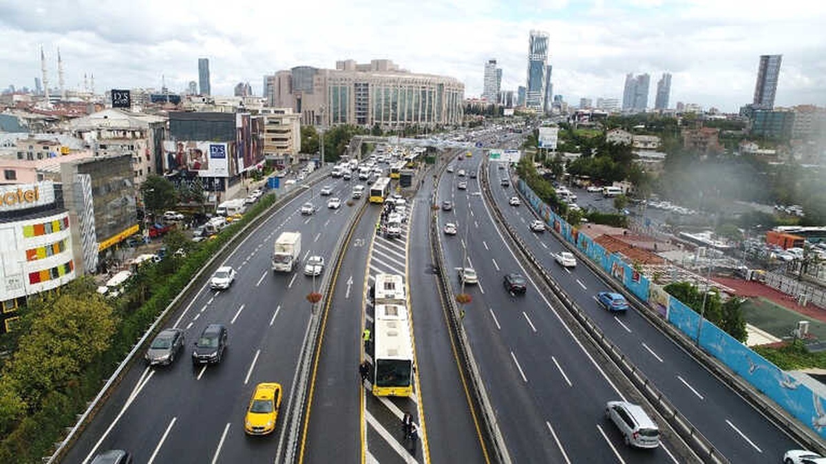 Okmeydanı\'ndaki Metrobüs Kazası Havadan Görüntülendi