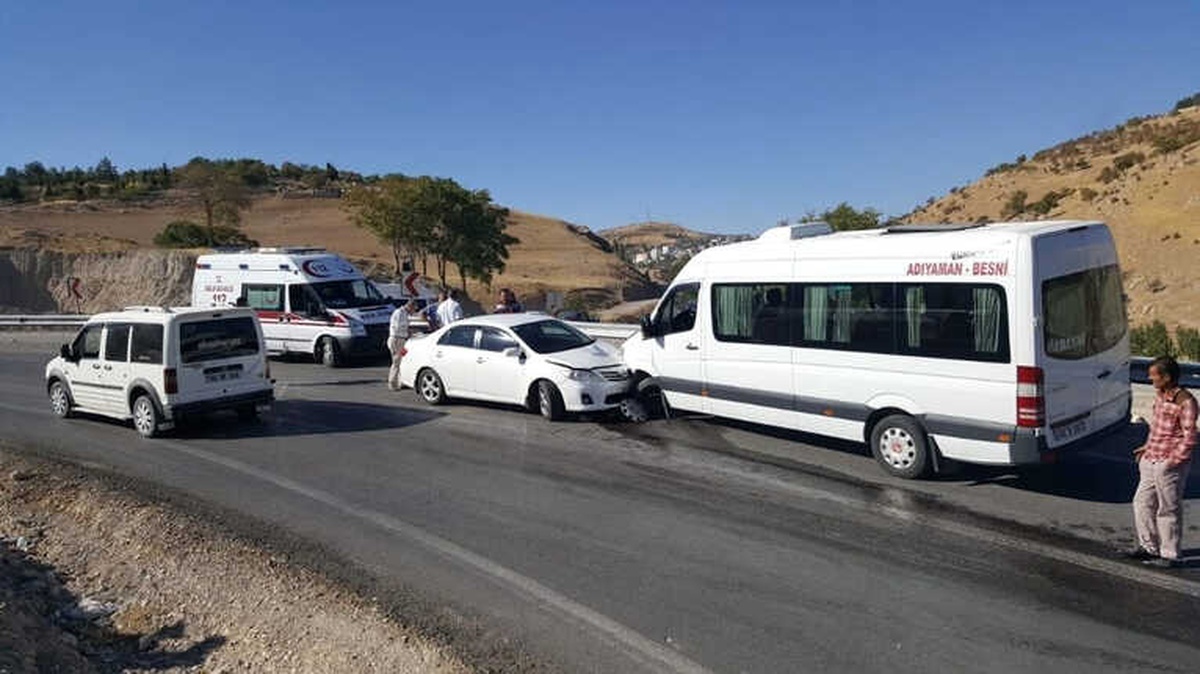 Otomobil ile Yolcu Minibüsü Çarpıştı: 4 Yaralı