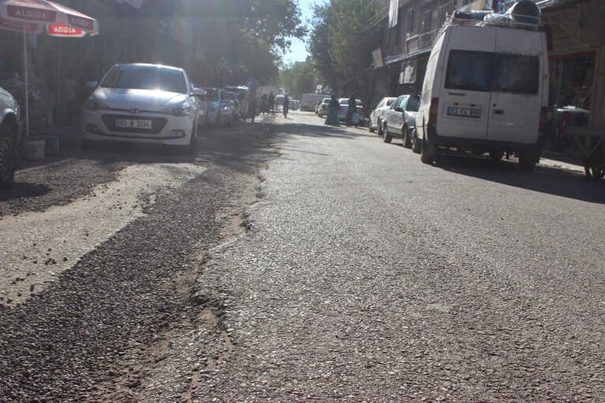 En İşlek Caddede 4 Aydır Bitmeyen Çalışmalar Esnafı Bezdirdi