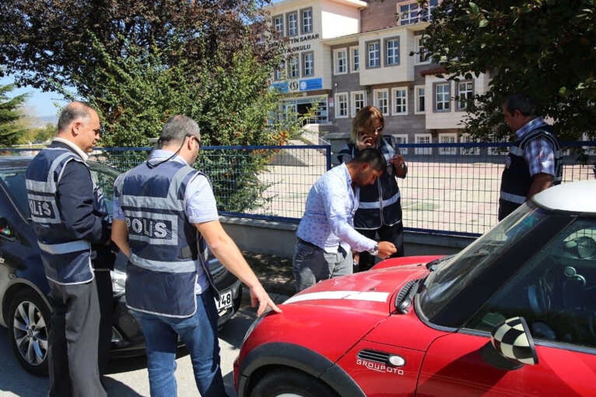 Polisten "Çocuk ve Gençlerin Korunmasına Yönelik Okul Çevreleri ile Servis Araçları Denetim...