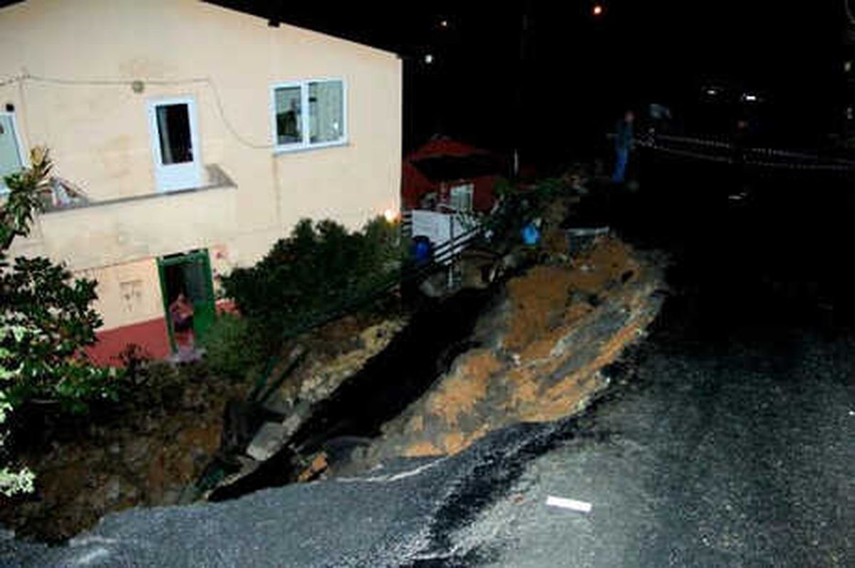 Sarıyer\'de Yol Çöktü