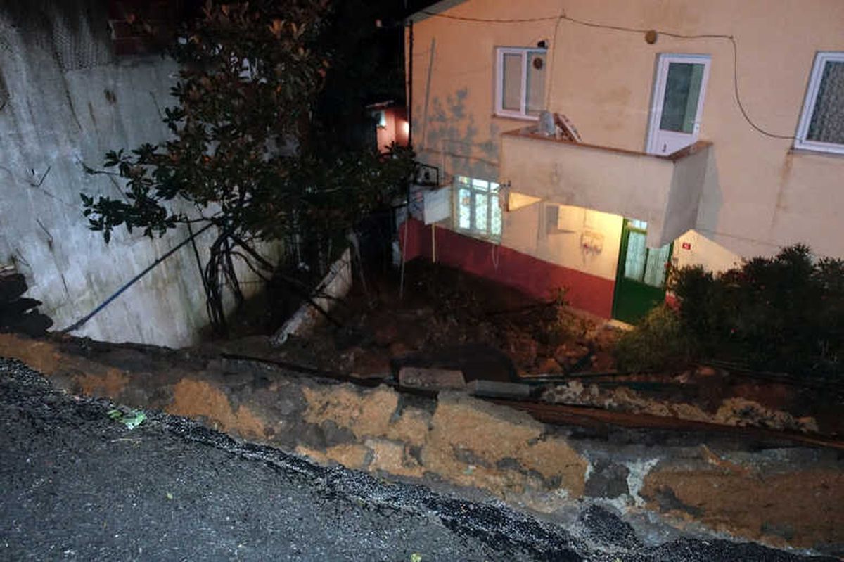 Sarıyer\'de Yağmur Bahçe Duvarını Yıktı